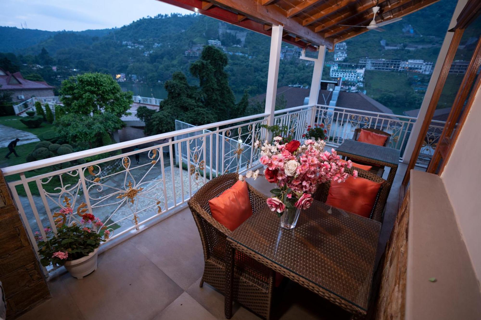 Neelesh Inn- A Luxury Lake View Hotel- 20 Kms From Nainital Bhimtal Exterior photo